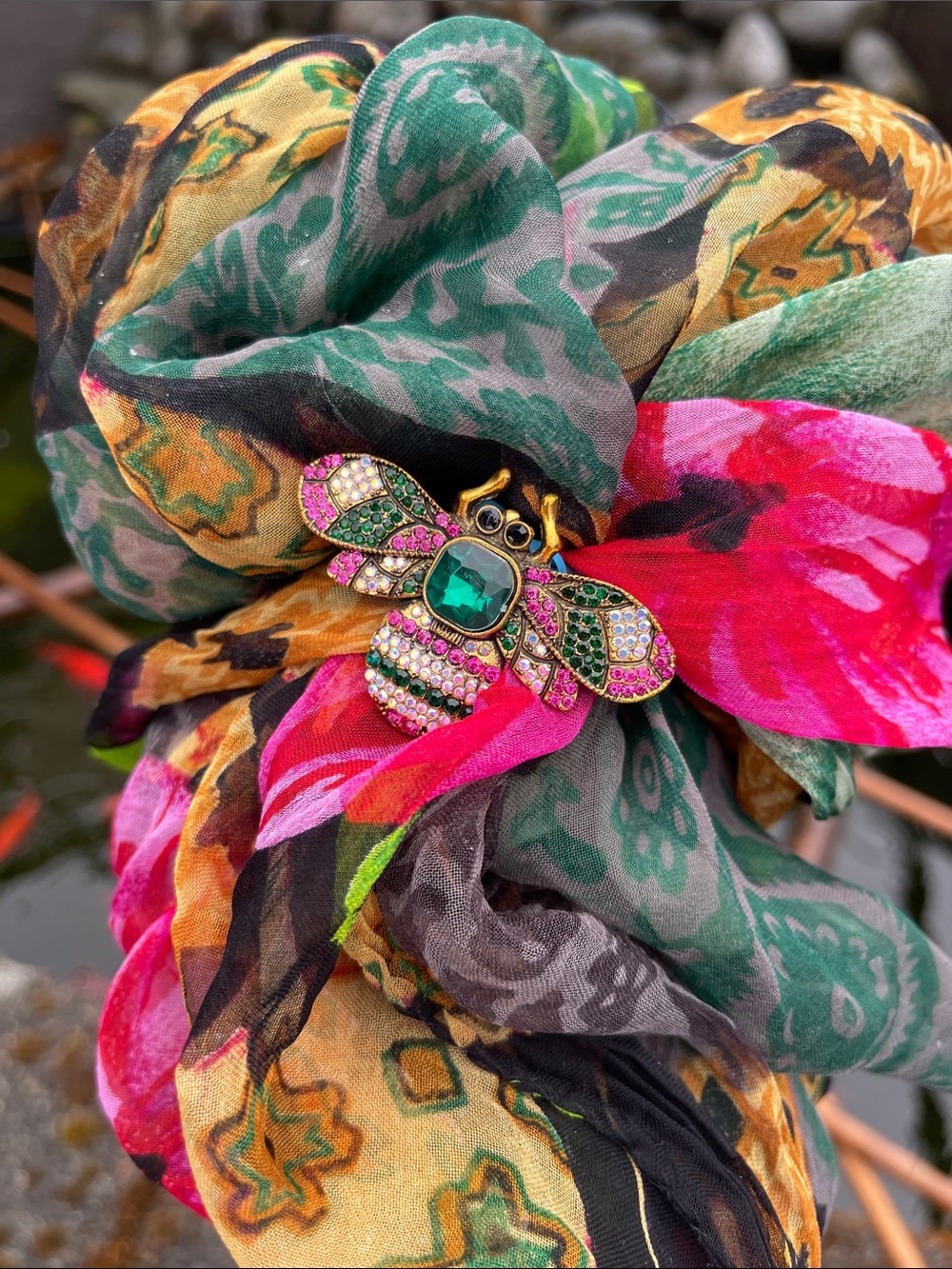 BEE PIN & SCARF 🌺🐝